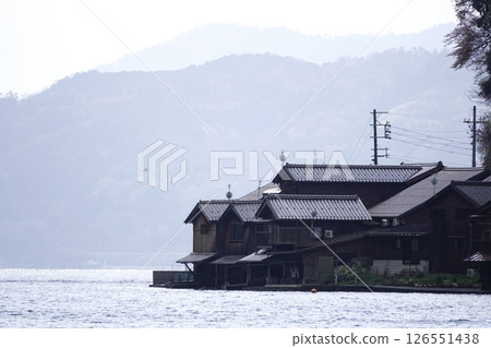 京都府伊根町海岸邊的船屋 126551438