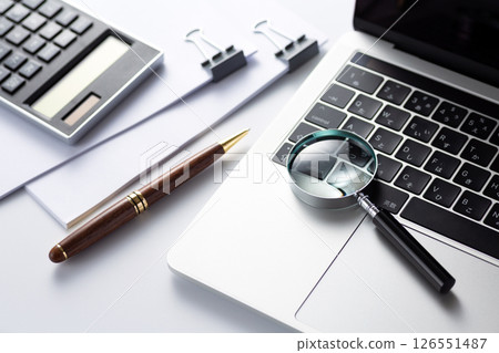 用放大鏡夾住的文件 126551487