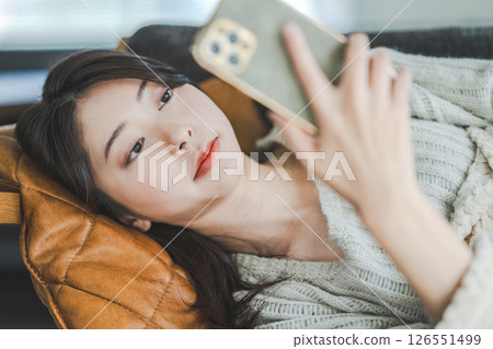 睡在沙發上的日本女人 126551499