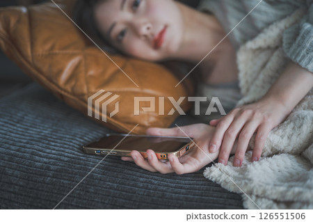 睡在沙發上的日本女人 126551506