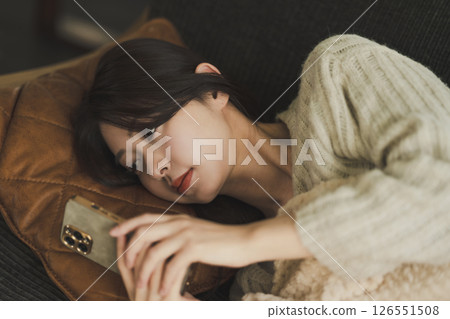 睡在沙發上的日本女人 126551508