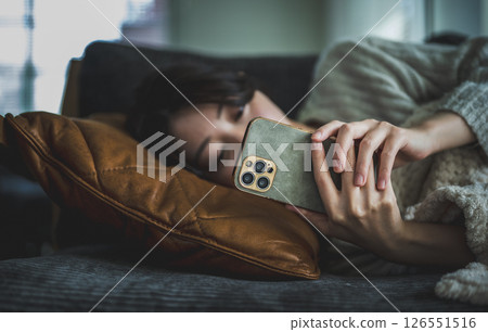 睡在沙發上的日本女人 126551516