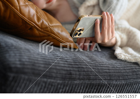 睡在沙發上的日本女人 126551557