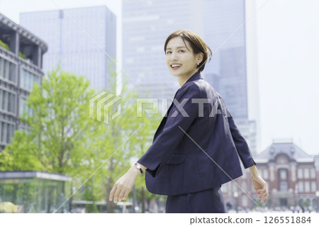 走在辦公區的年輕商業女人 126551884