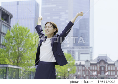 年輕女商人在戶外伸展身體 126552008