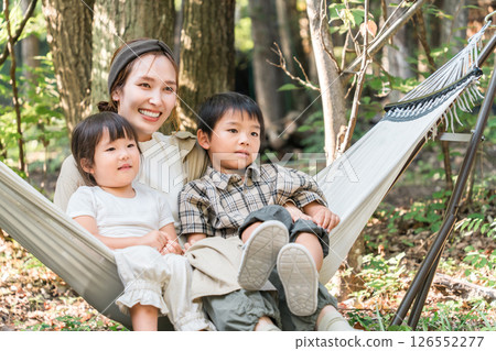 微笑的父母和孩子在森林裡的吊床上玩耍，家人 126552277