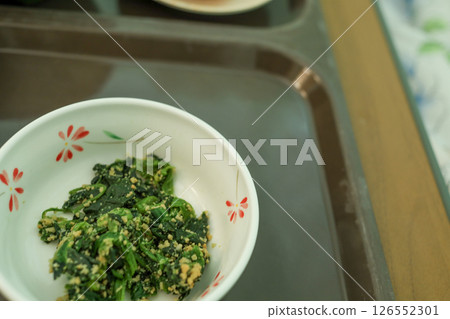 Low-calorie, low-sodium hospital food (spinach salad) Low-calorie, low-sodium hospital food (spinach salad) 126552301