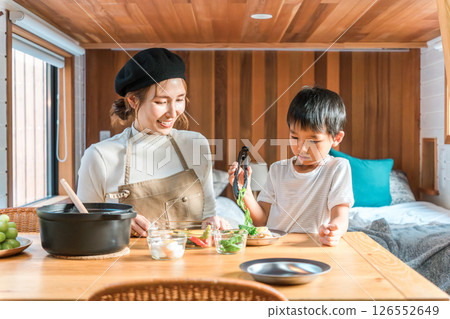 一家人住在平房或小屋裡，一起享受做飯的樂趣（家庭旅行/豪華露營） 126552649