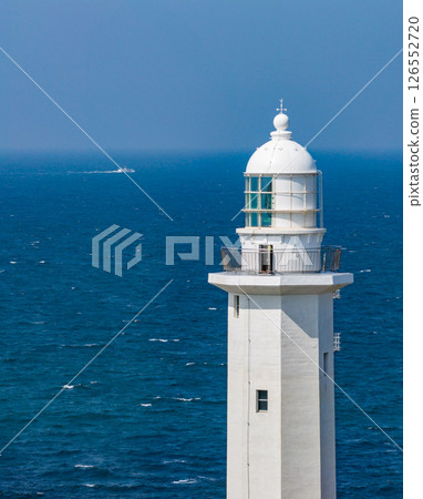 近距離俯瞰南房總市野島崎燈塔和公海上航行的船隻（千葉縣） 126552720