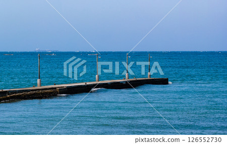 原岡碼頭（岡本碼頭）與蔚藍的大海（千葉縣南房總市） 126552730