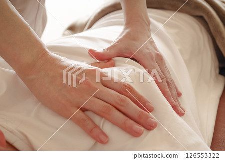 正在接受肩部和背部按摩的婦女 126553322