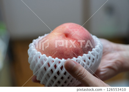 有人帶著美味的桃子 126553410