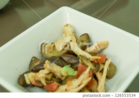 低熱量、低鈉的醫院食物（茄子和雞胸肉沙拉） 126553534