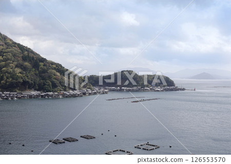 京都府伊根町:海岸線上的船屋和山脈 京都府伊根町:海岸線上的船屋和山脈 126553570