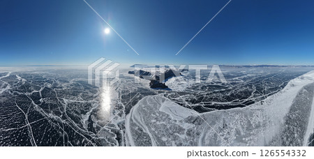 冬季貝加爾湖冰凍自然全景 126554332
