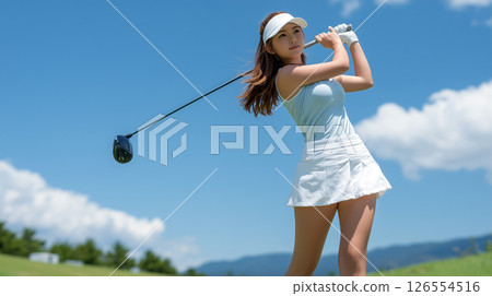 年輕女高爾夫球手決定揮桿 年輕女高爾夫球手決定揮桿 126554516