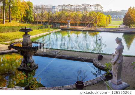 Pond nd statues  in Saint-Claude in autumn orange day in Paris. 126555202