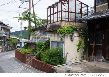 日本兵庫縣龍野市室津市的一座古老而美麗的建築 日本兵庫縣龍野市室津市的一座古老而美麗的建築 126555426