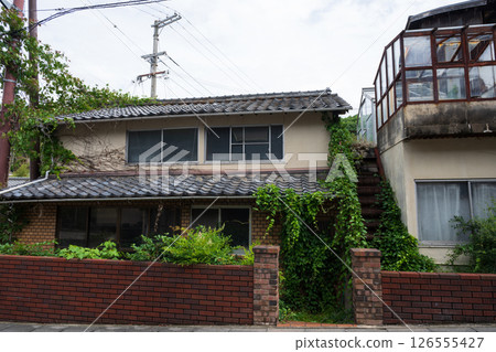 日本兵庫縣龍野市室津市的一座古老而美麗的建築 日本兵庫縣龍野市室津市的一座古老而美麗的建築 126555427
