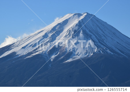 白雪皚皚的富士山是日本最著名的山峰。冬季,白雪皚皚的富士山非常美麗。 白雪皚皚的富士山是日本最著名的山峰。冬季,白雪皚皚的富士山非常美麗。 126555714