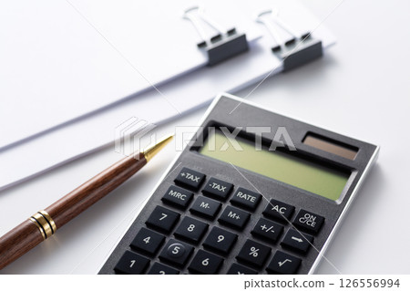 文件和計算器夾在一起 126556994