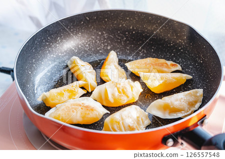 煎鍋裡烤的餃子蘋果派 126557548
