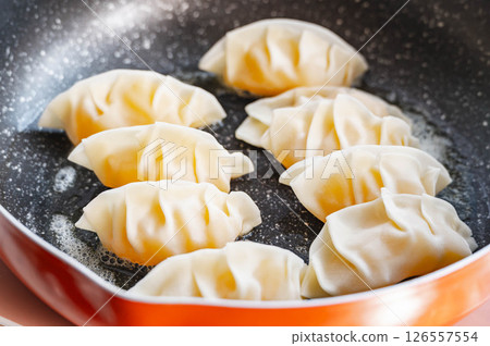 Pan-fried gyoza apple pie 126557554