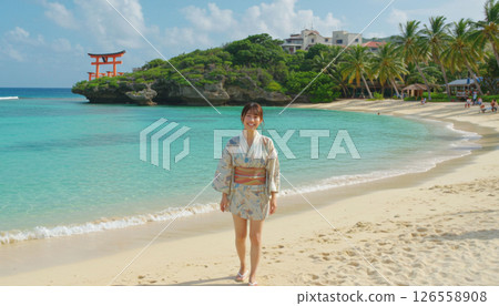 美麗的熱帶海灘和女人 美麗的熱帶海灘和女人 126558908