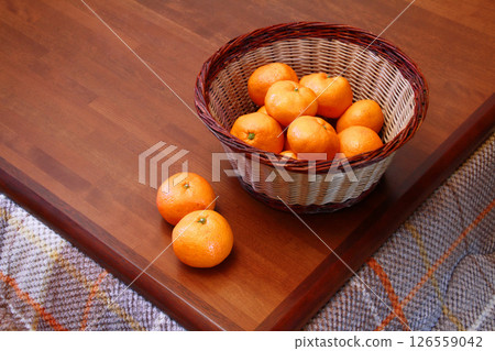 被爐上的籃子裡放著橘子 126559042