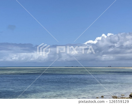 The horizon seen from Kondoi Beach on Taketomi Island The horizon seen from Kondoi Beach on Taketomi Island 126559129