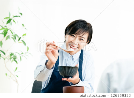一個協助用餐的女人 126559333
