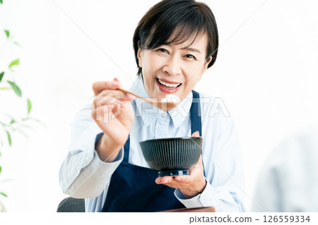 一個協助用餐的女人 126559334