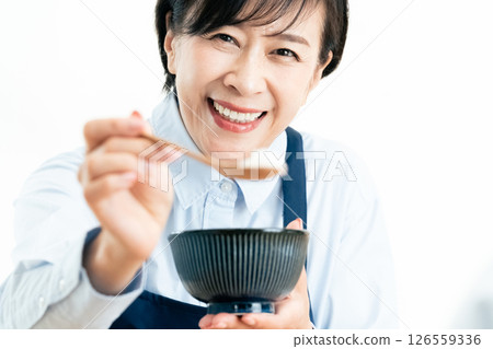 一個協助用餐的女人 126559336