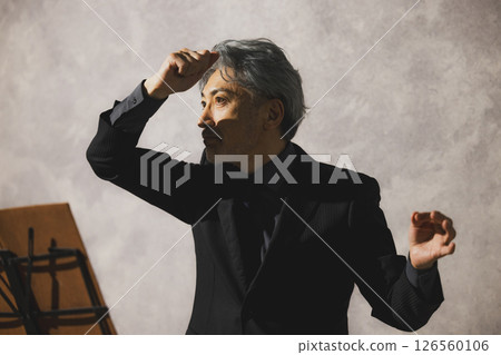 一名男子吹奏薩克斯，一名女子唱歌 126560106