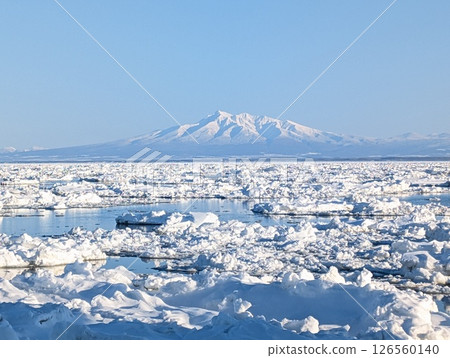 鄂霍次克海、流冰、眺望知床三山 126560140