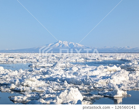 鄂霍次克海、流冰、眺望知床三山 126560141