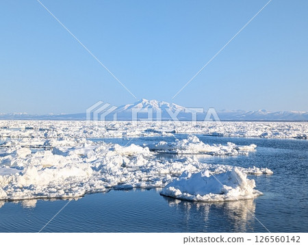 鄂霍次克海、流冰、眺望知床三山 126560142