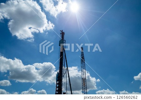 藍天白雲下閃耀的工程機械 藍天白雲下閃耀的工程機械 126560262