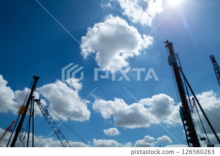 藍天白雲下閃耀的工程機械 126560263