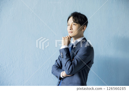 穿西裝交叉雙臂的男人 穿西裝交叉雙臂的男人 126560285