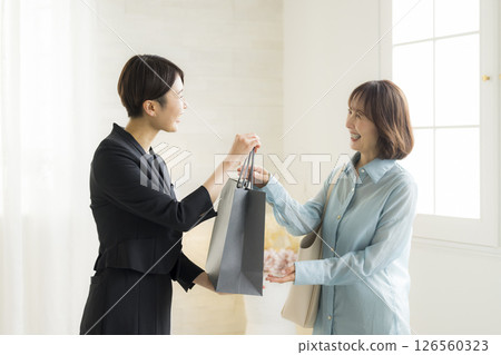 女人遞上購物袋 126560323