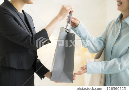 女人遞上購物袋 126560325