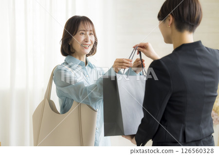 女人遞上購物袋 126560328