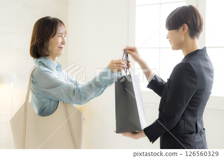 女人遞上購物袋 126560329