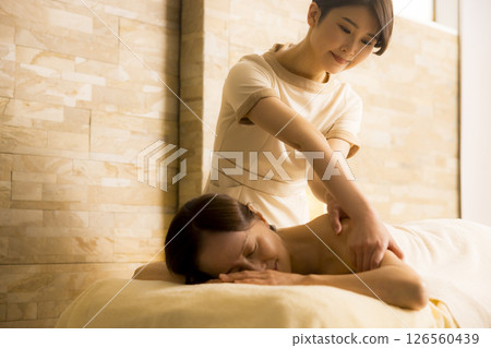 美容院接受按摩的老年婦女 126560439