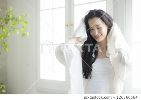 Women who do hair care Women who do hair care 126560564