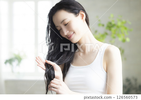 做頭髮護理的女性 126560573