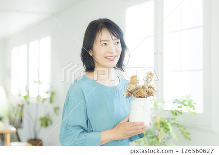 穿著藍色襯衫的中年婦女 穿著藍色襯衫的中年婦女 126560627