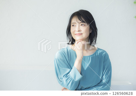 穿著藍色襯衫的中年婦女 126560628