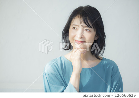 穿著藍色襯衫的中年婦女 126560629